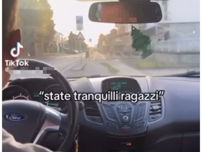 Ragazzini corrono in auto sulla ciclabile