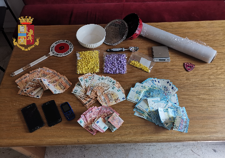 Droga nei calzini e oltre 5mila euro nell’armadio
