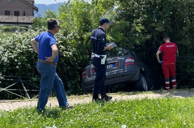 Sbaglia la rotonda: vola sulla ciclabile e finisce in una roggia LE FOTO
