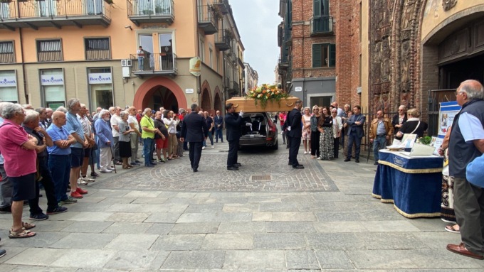 La città dà l’addio a Gege Volta, le FOTO dei funerali