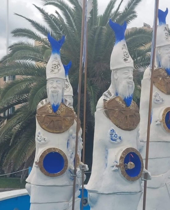 Rubano un pesce dalla scultura del chivassese Ventura