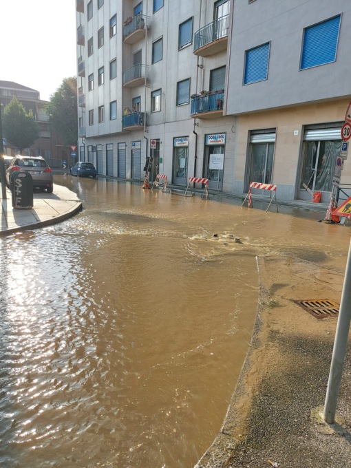 Chivasso senz’acqua, c’è una rottura in piazza Noè LE FOTO