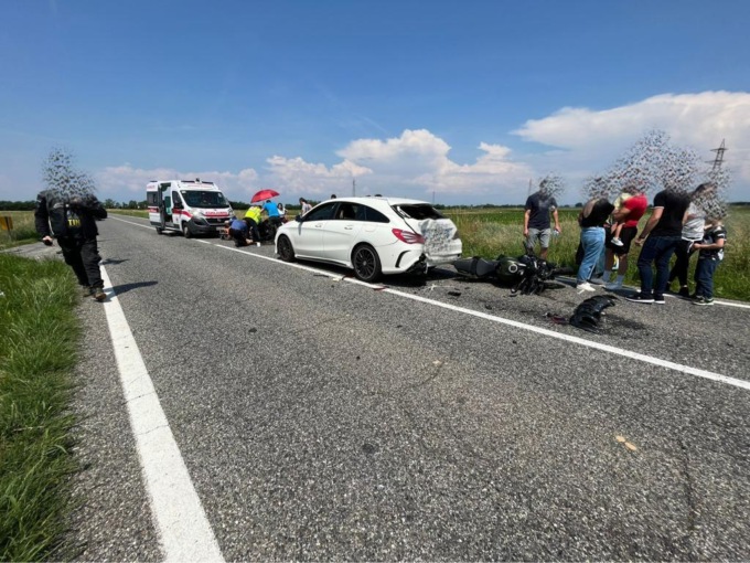 Moto tampona un’auto ferma per svoltare, grave una donna LE FOTO