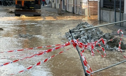Si rompe di nuovo il tubo dell'acquedotto a Chivasso, IL VIDEO del fiume d'acqua