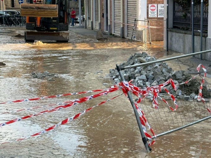 Si rompe di nuovo il tubo dell’acquedotto a Chivasso, IL VIDEO del fiume d’acqua