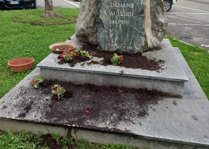 I vandali colpiscono il Monumento degli Alpini