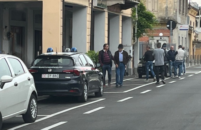 Colto da un malore davanti al bar, si accascia e muore