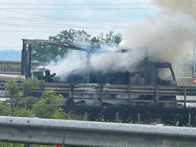 Tir in fiamme: colonna di fumo sulla città FOTO E VIDEO