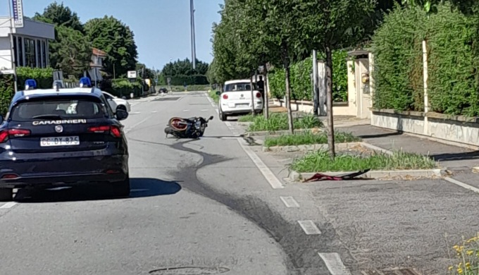 Prendono un dosso in moto e finiscono a terra