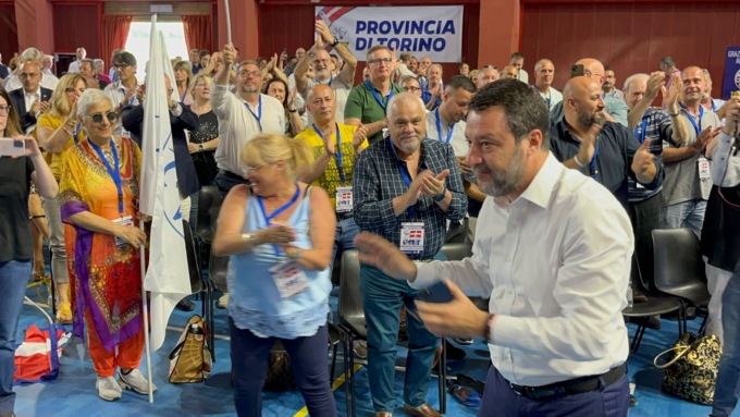 Salvini è arrivato a Chivasso, il Congresso della Lega lo acclama LE FOTO e IL VIDEO
