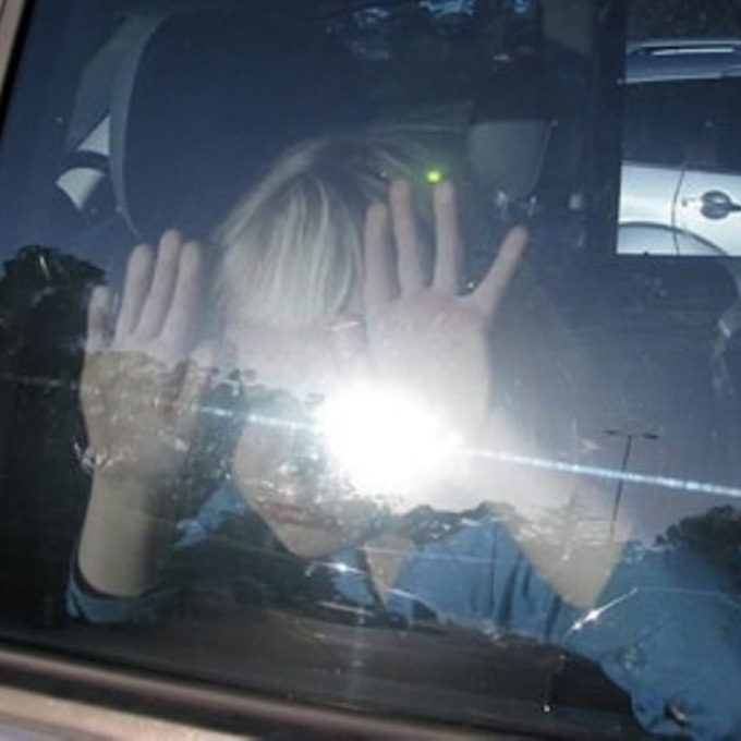 Bimba resta chiusa in auto sotto il sole rovente
