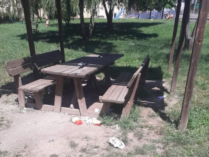 Gettano rifiuti al parco giochi, beccati dal vicesindaco