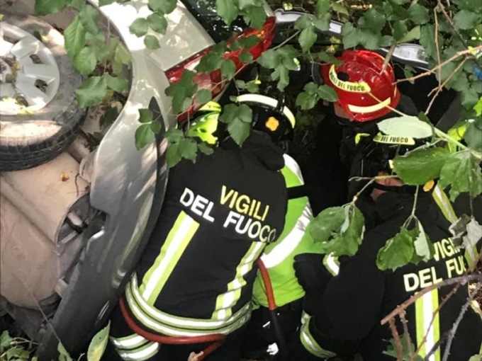 Auto finisce nel dirupo, donna incastrata
