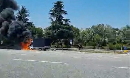 Furgone a fuoco al casello dell'autostrada Torino-Milano