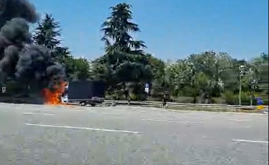 Furgone a fuoco al casello dell’autostrada Torino-Milano