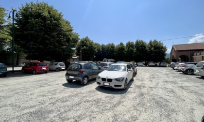 Il parcheggio del cimitero «occupato» dalle auto di chi passa la giornata in piscina