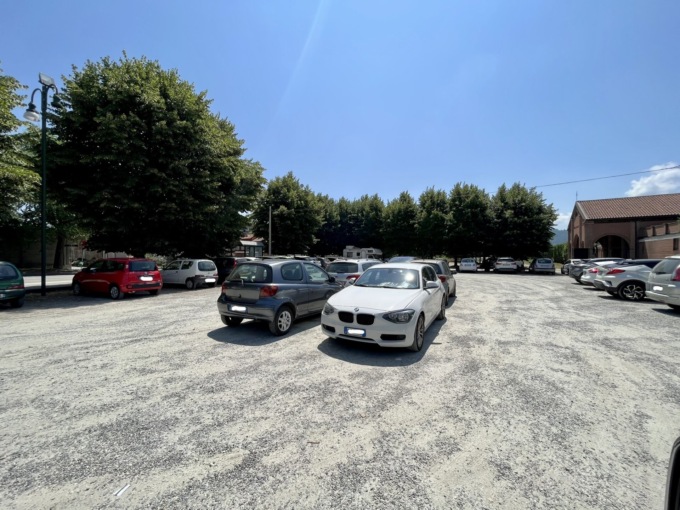 Il parcheggio del cimitero «occupato» dalle auto di chi passa la giornata in piscina