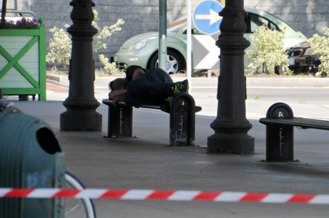 La città indignata per il giovane senza fissa dimora che da settimane bivacca in centro