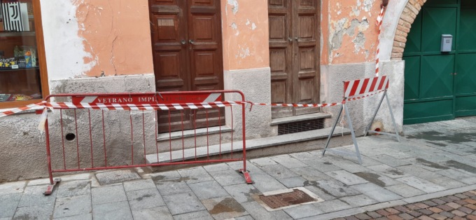 Crolla l’intonaco dall’ex-municipio