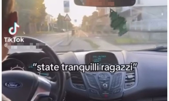 In auto sulla pista ciclabile: «beccati» e multati i quattro giovani