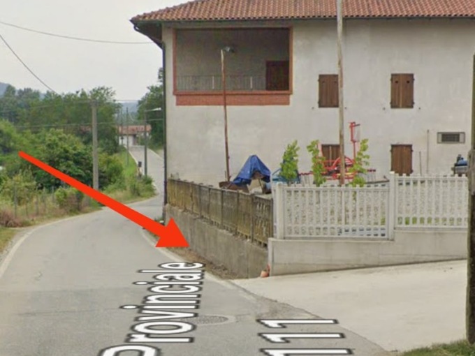 Auto fa uscire di strada una moto e scappa, l’appello della vittima