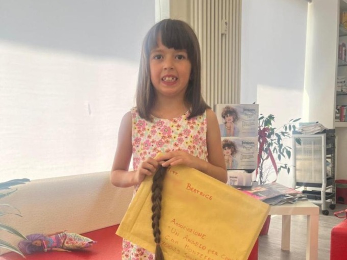 Bimba taglia la sua treccia per donarla ai malati oncologici