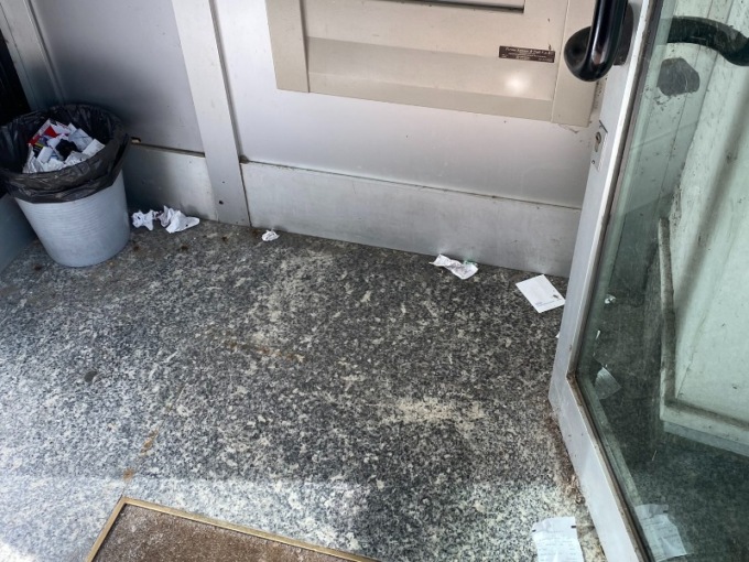 Più che un bancomat, sembra una discarica
