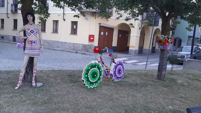 Foto erotiche con il manichino in piazza