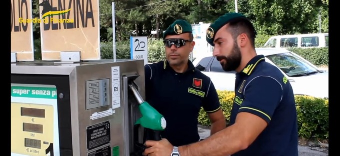 Caro carburanti, due benzinai irregolari a Chivasso