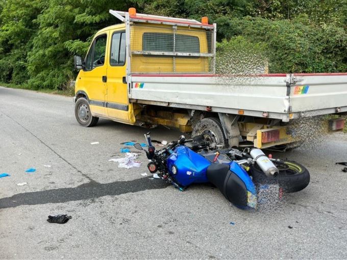 Scontro tra moto e furgone, grave un uomo LE FOTO