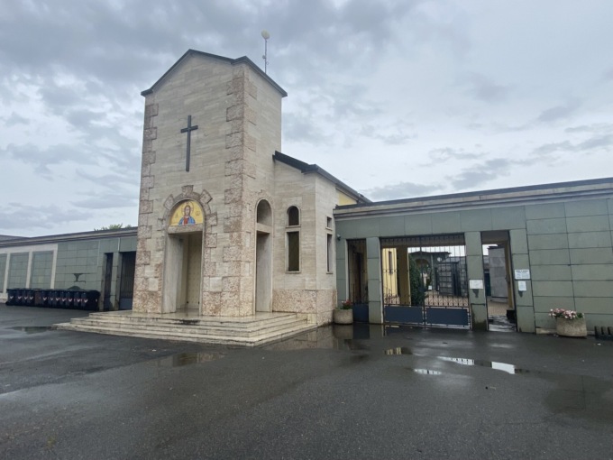 Beccati a fare sesso nel bagno del cimitero