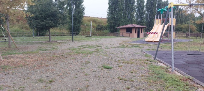 Tra folli corse e schiamazzi nel parco