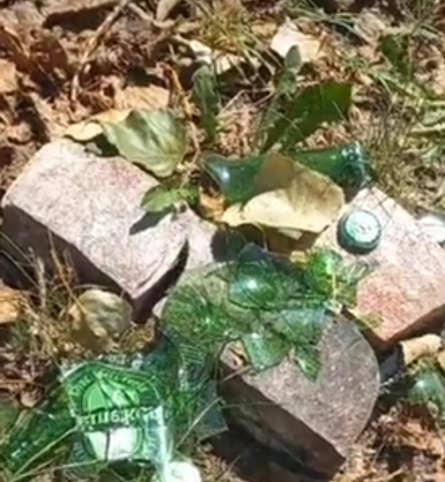 Bottiglie e vetri rotti invadono la spiaggia di Orco