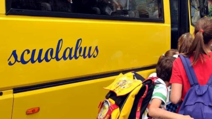 “Scuolabus parcheggiato nel magazzino, perchè?”