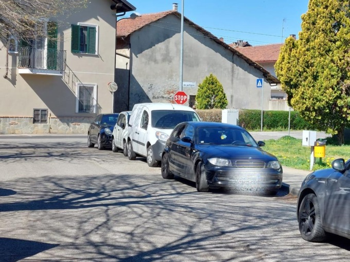 Caos parcheggi nella strada dietro le scuole