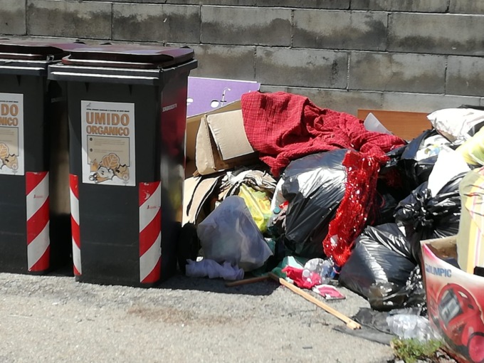 Gettano i rifiuti non idonei nei nostri bidoni