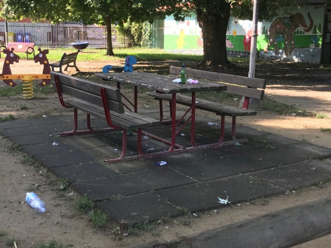 Bottiglie di birra e sigarette al parco