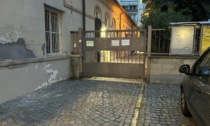 Urinano in piazza senza ritegno