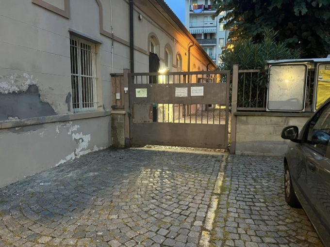 Urinano in piazza senza ritegno