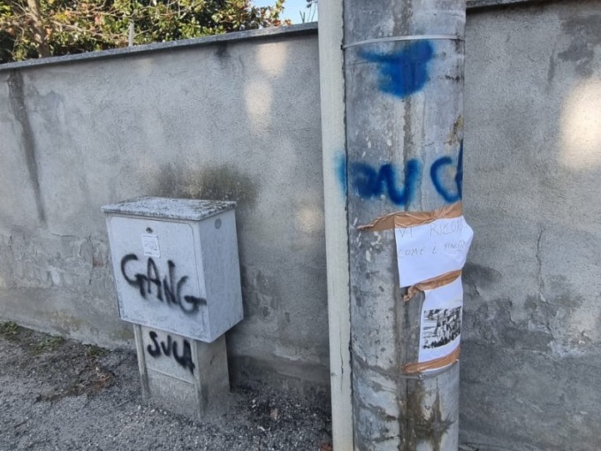 Scrive «Duce» su un palo