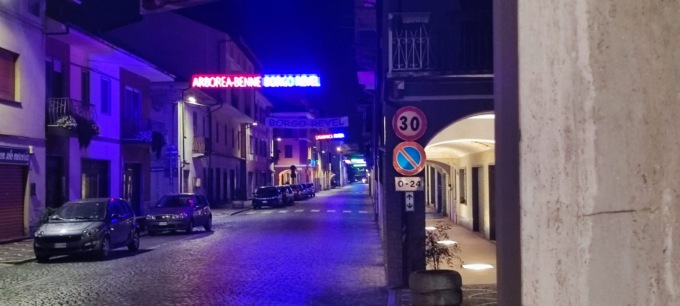 «Viale completamente al buio ma… le luminarie sono accese»