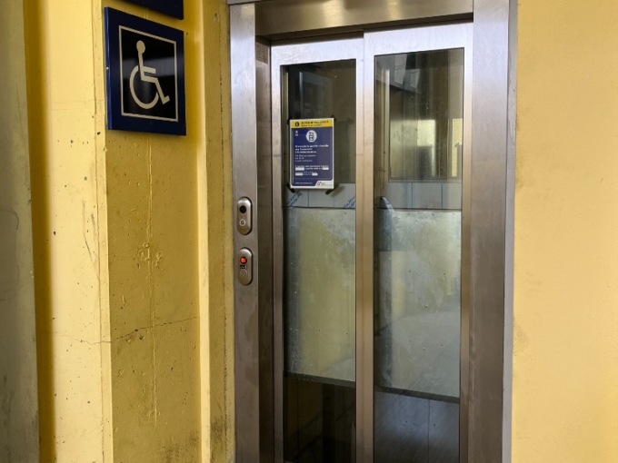 Tra parcheggi e ascensori, non c’è pace per i disabili
