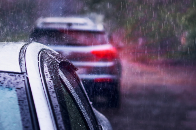 Temporali e grandine in Lombardia, regole per la guida durante i temporali. Assicurarsi che i tergicristalli funzionino correttamente
