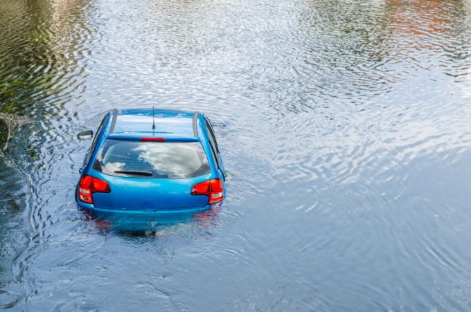 Resistenza all’acqua: meglio le auto elettriche delle termiche