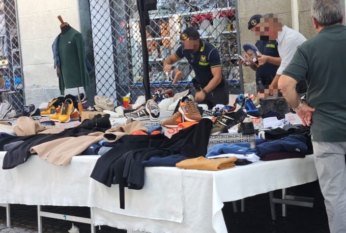 Merce contraffatta, sequestrato intero banco al mercato di Chivasso