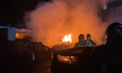 Incendio nell'area industriale, LE FOTO dei mezzi in fiamme