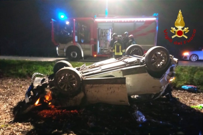 Auto finisce fuori strada capovolta