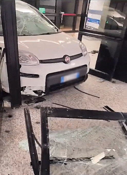 Uomo di Cigliano sfonda l’ingresso di Palazzo Uffici con la sua auto