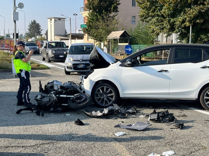 Auto contro scooter, un uomo finisce in ospedale
