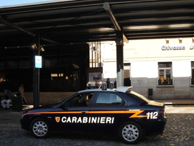 Minorenne ruba in un negozio e poi minaccia i carabinieri